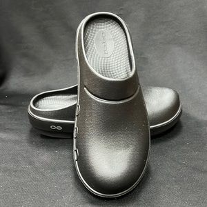 Oofos Unisex Black Clogs Size 6/8